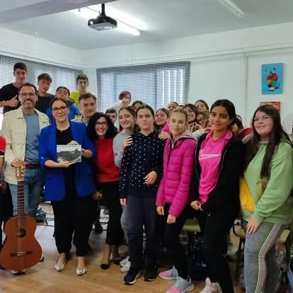 Fotografía de grupo con alumnado durante una actividad de Poesía Gráfica.